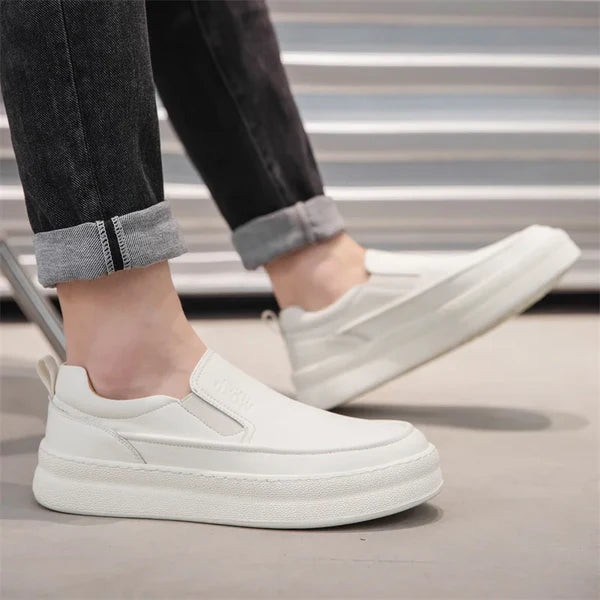 Tênis Romenzi RZ411 branco em couro nobre com solado macio e slip-on, estilo casual refinado para homens que valorizam conforto e sofisticação.