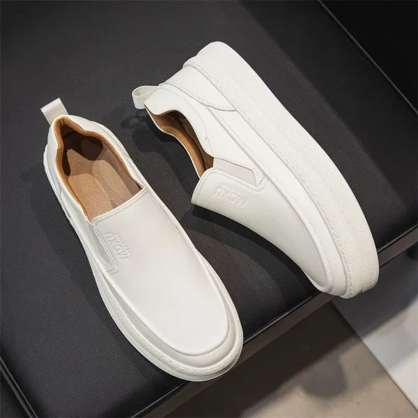 Tênis Romenzi RZ411 branco em couro nobre com solado macio e slip-on, estilo casual refinado para homens que valorizam conforto e sofisticação.