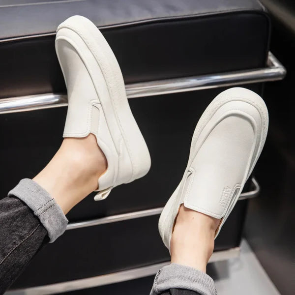 Tênis Romenzi RZ411 branco em couro nobre com solado macio e slip-on, estilo casual refinado para homens que valorizam conforto e sofisticação.