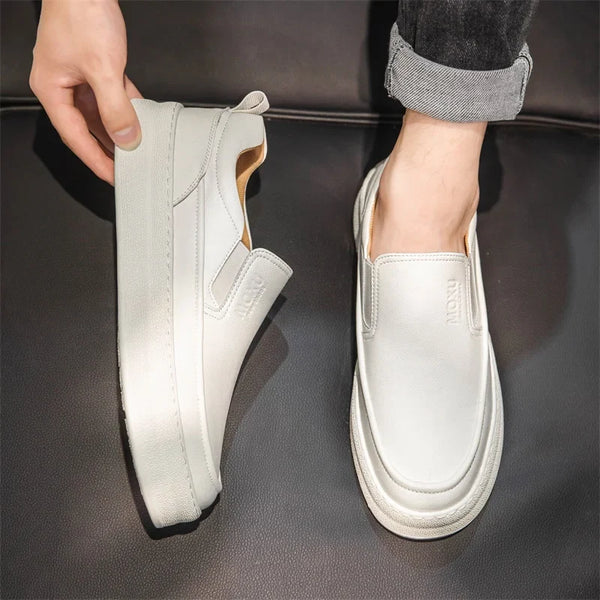 Tênis Romenzi RZ411 branco em couro nobre com solado macio e slip-on, estilo casual refinado para homens que valorizam conforto e sofisticação.