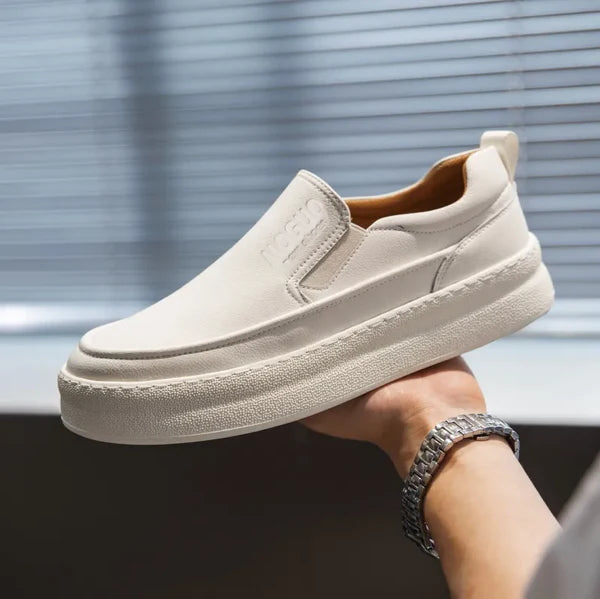 Tênis Romenzi RZ411 branco em couro nobre com solado macio e slip-on, estilo casual refinado para homens que valorizam conforto e sofisticação.