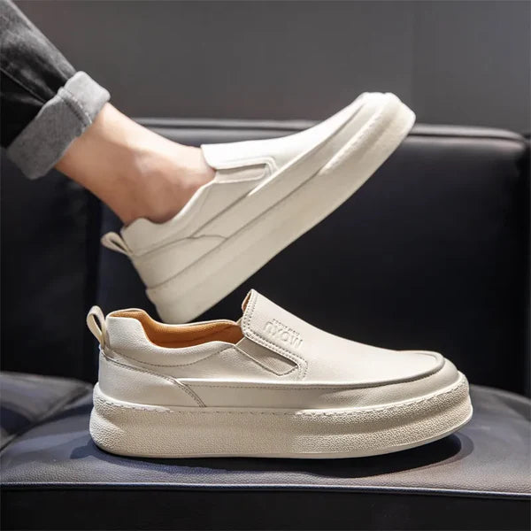 Tênis Romenzi RZ411 branco em couro nobre com solado macio e slip-on, estilo casual refinado para homens que valorizam conforto e sofisticação.