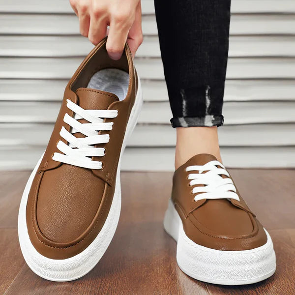 Tênis masculino Romenzi RZ412 em couro marrom e preto, com palmilha em P.U, solado macio e design elegante para o uso diário com conforto.