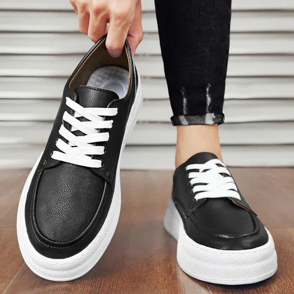 Tênis masculino Romenzi RZ412 em couro marrom e preto, com palmilha em P.U, solado macio e design elegante para o uso diário com conforto.