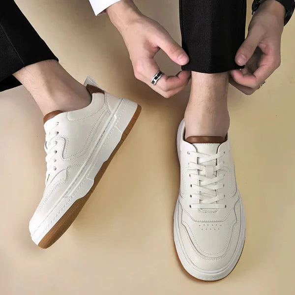 Tênis masculino Romenzi RZ413 em couro preto e branco, solado de borracha durável e design minimalista para looks casuais com sofisticação.