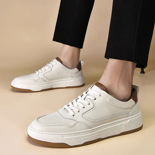 Tênis masculino Romenzi RZ413 em couro preto e branco, solado de borracha durável e design minimalista para looks casuais com sofisticação.