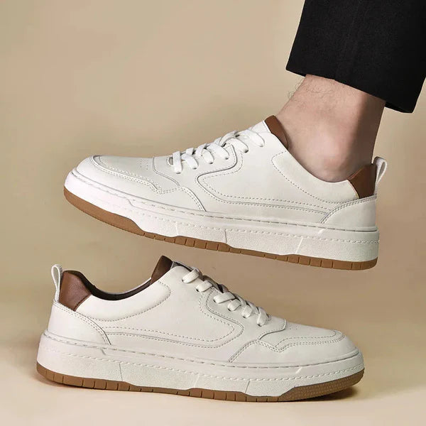 Tênis masculino Romenzi RZ413 em couro preto e branco, solado de borracha durável e design minimalista para looks casuais com sofisticação.