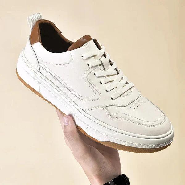 Tênis masculino Romenzi RZ413 em couro preto e branco, solado de borracha durável e design minimalista para looks casuais com sofisticação.