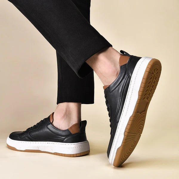 Tênis masculino Romenzi RZ413 em couro preto e branco, solado de borracha durável e design minimalista para looks casuais com sofisticação.