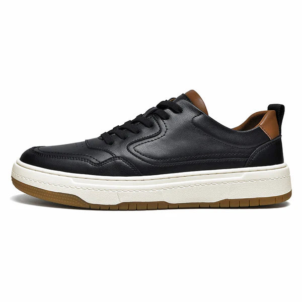 Tênis masculino Romenzi RZ413 em couro preto e branco, solado de borracha durável e design minimalista para looks casuais com sofisticação.