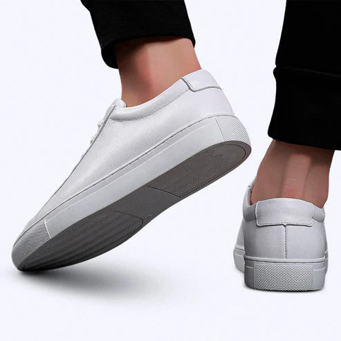 Tênis Masculino Romenzi RZ416 branco em couro premium com palmilha em EVA e amortecimento Zoom em Gel para conforto e sofisticação diária.