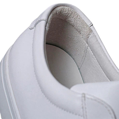 Tênis Masculino Romenzi RZ416 branco em couro premium com palmilha em EVA e amortecimento Zoom em Gel para conforto e sofisticação diária.