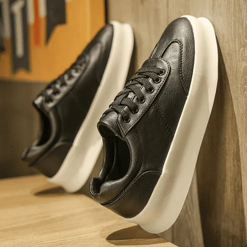 Tênis Masculino Romenzi RZ419 em couro legítimo preto ou caramelo com acabamento artesanal, palmilha respirável e sola segura para estilo e conforto.
