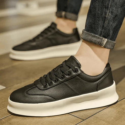 Tênis Masculino Romenzi RZ419 em couro legítimo preto ou caramelo com acabamento artesanal, palmilha respirável e sola segura para estilo e conforto.