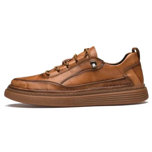 Tênis Masculino Romenzi RZ422 em couro premium marrom com design clean, palmilha em PU e sola de borracha para durabilidade, estilo e conforto diário.