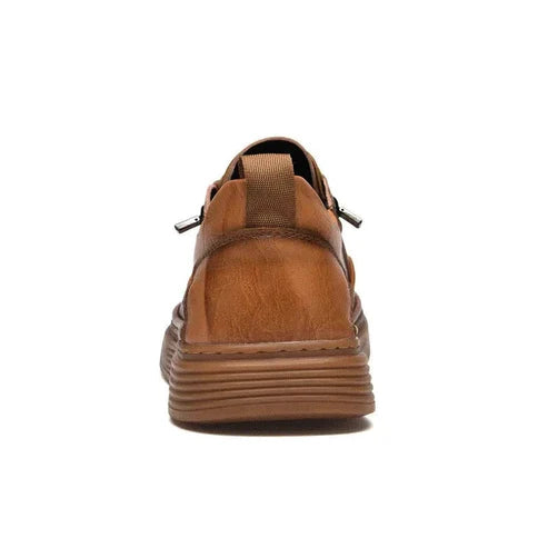 Tênis Masculino Romenzi RZ422 em couro premium marrom com design clean, palmilha em PU e sola de borracha para durabilidade, estilo e conforto diário.