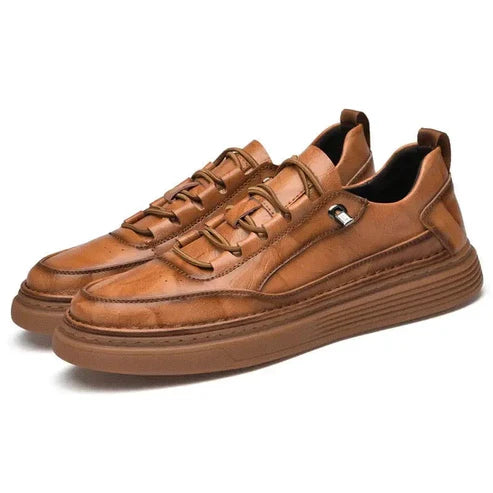 Tênis Masculino Romenzi RZ422 em couro premium marrom com design clean, palmilha em PU e sola de borracha para durabilidade, estilo e conforto diário.