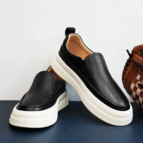Tênis Masculino Romenzi RZ429 em couro premium, estrutura reforçada, sola de borracha, design elegante e ajuste com cadarço para conforto prolongado.
