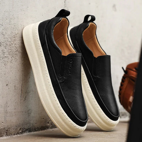 Tênis Masculino Romenzi RZ429 em couro premium, estrutura reforçada, sola de borracha, design elegante e ajuste com cadarço para conforto prolongado.