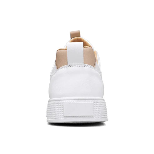 O Tênis Masculino Romenzi RZ388 possui sola de borracha, fecho com cadarço, material respirável e estilo minimalista em cores neutras e modernas.