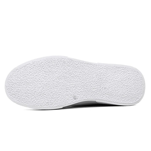 O Tênis Masculino Romenzi RZ388 possui sola de borracha, fecho com cadarço, material respirável e estilo minimalista em cores neutras e modernas.