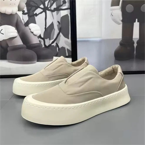 Tênis masculino Romenzi RZ392 com estrutura reforçada, tecido respirável, sola de borracha e visual moderno, ideal para looks casuais elegantes.