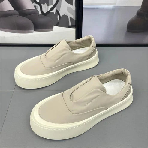 Tênis masculino Romenzi RZ392 com estrutura reforçada, tecido respirável, sola de borracha e visual moderno, ideal para looks casuais elegantes.