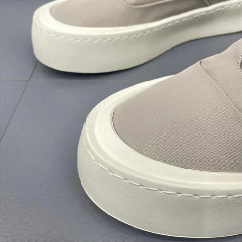 Tênis masculino Romenzi RZ392 com estrutura reforçada, tecido respirável, sola de borracha e visual moderno, ideal para looks casuais elegantes.