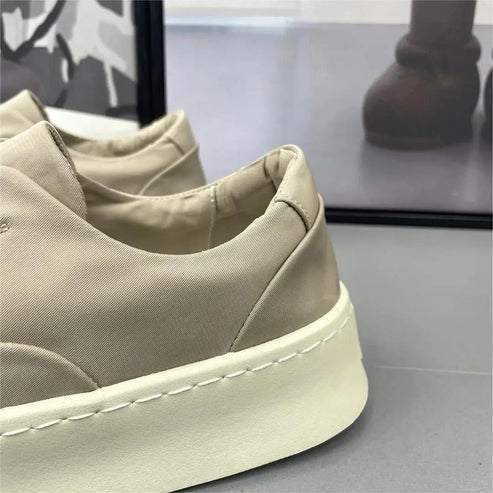 Tênis masculino Romenzi RZ392 com estrutura reforçada, tecido respirável, sola de borracha e visual moderno, ideal para looks casuais elegantes.