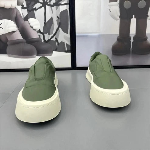 Tênis masculino Romenzi RZ392 com estrutura reforçada, tecido respirável, sola de borracha e visual moderno, ideal para looks casuais elegantes.