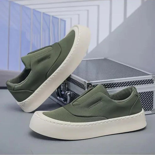 Tênis masculino Romenzi RZ392 com estrutura reforçada, tecido respirável, sola de borracha e visual moderno, ideal para looks casuais elegantes.