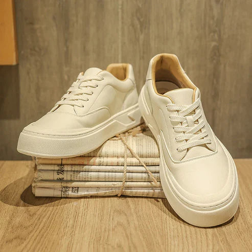 Tênis Masculino em Couro Romenzi RZ399 com materiais premium, sola reta em borracha e design elegante para looks contemporâneos e refinados.