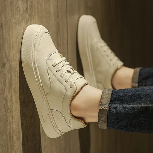 Tênis Masculino em Couro Romenzi RZ399 com materiais premium, sola reta em borracha e design elegante para looks contemporâneos e refinados.