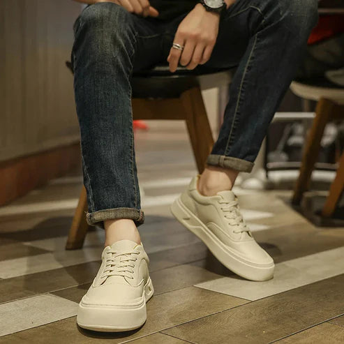 Tênis Masculino em Couro Romenzi RZ399 com materiais premium, sola reta em borracha e design elegante para looks contemporâneos e refinados.