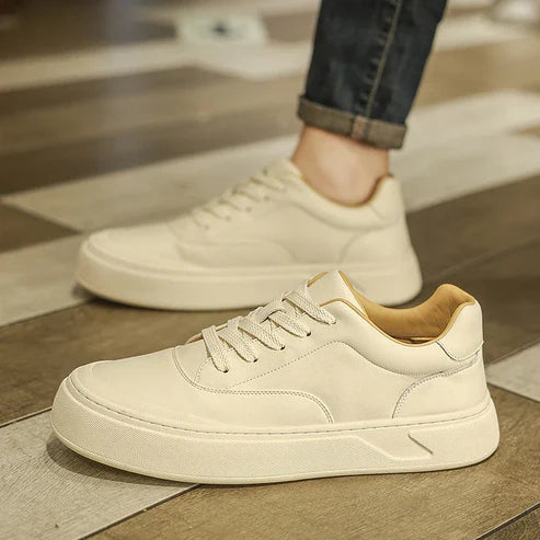 Tênis Masculino em Couro Romenzi RZ399 com materiais premium, sola reta em borracha e design elegante para looks contemporâneos e refinados.