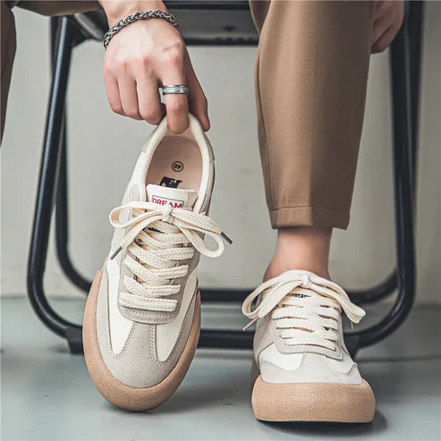 Tênis Masculino Romenzi RZ400 em destaque com design minimalista, sola reta e detalhes refinados que combinam com looks casuais e urbanos.