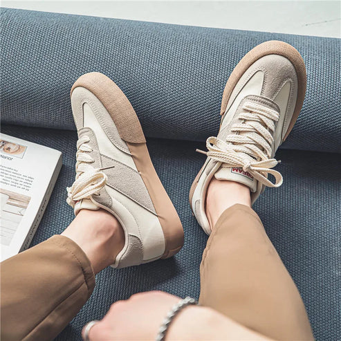 Tênis Masculino Romenzi RZ400 em destaque com design minimalista, sola reta e detalhes refinados que combinam com looks casuais e urbanos.