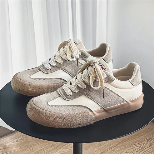 Tênis Masculino Romenzi RZ400 em destaque com design minimalista, sola reta e detalhes refinados que combinam com looks casuais e urbanos.