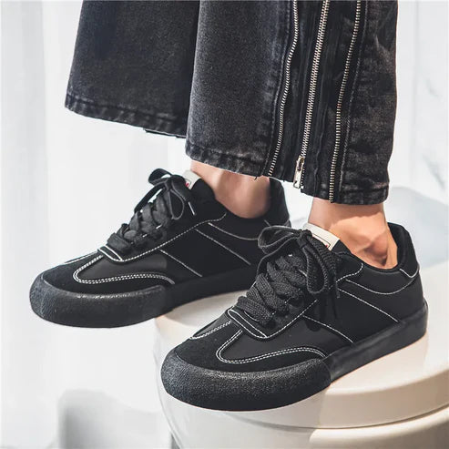 Tênis Masculino Romenzi RZ400 em destaque com design minimalista, sola reta e detalhes refinados que combinam com looks casuais e urbanos.
