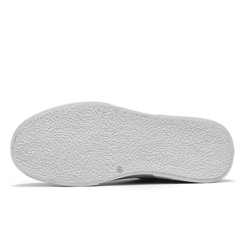 Tênis Masculino Romenzi RZ418 em poliuretano com cadarço ajustável, sola aderente e palmilha macia em EVA para visuais casuais com sofisticação.