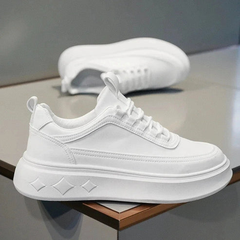 Tênis Masculino Romenzi RZ420 nas cores branco ou marrom com design elegante, palmilha em EVA e sola TPR para conforto e segurança no dia a dia.