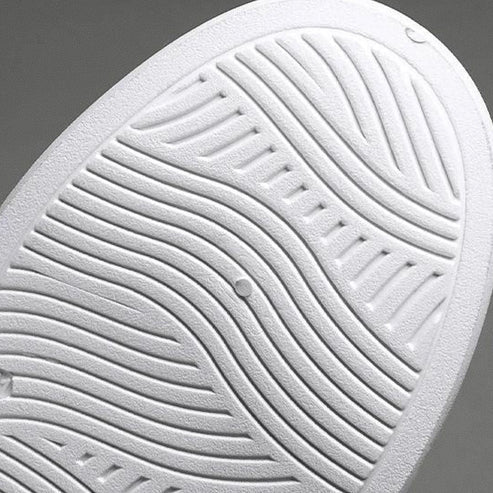 Tênis Masculino Romenzi RZ420 nas cores branco ou marrom com design elegante, palmilha em EVA e sola TPR para conforto e segurança no dia a dia.