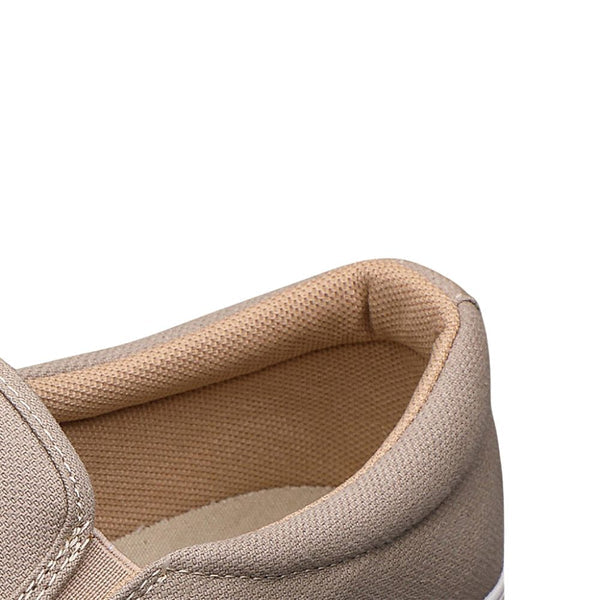Tênis Masculino Slip On Romenzi RZ408 em tecido leve e palmilha em PU, estilo casual nas cores bege, verde musgo, branco e preto.