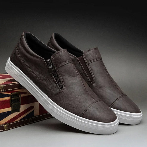 Tênis Masculino Romenzi RZ424 em couro preto com design Slip On, zíper lateral, palmilha macia e forro ventilado para praticidade e elegância diárias.