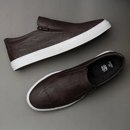 Tênis Masculino Romenzi RZ424 em couro preto com design Slip On, zíper lateral, palmilha macia e forro ventilado para praticidade e elegância diárias.