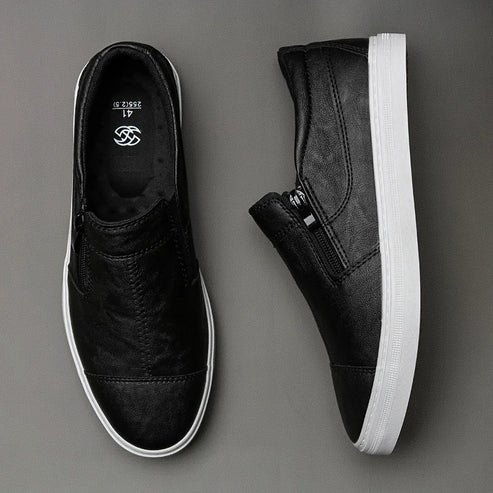 Tênis Masculino Romenzi RZ424 em couro preto com design Slip On, zíper lateral, palmilha macia e forro ventilado para praticidade e elegância diárias.