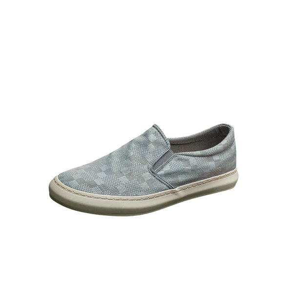 Tênis Masculino Slip On Romenzi RZ427 com design elegante, tecido resistente, palmilha macia e cores versáteis para diferentes estilos.