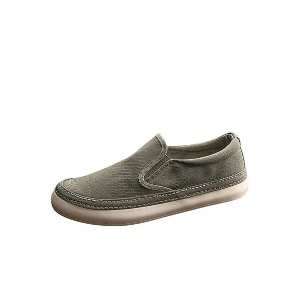 Tênis masculino Romenzi RZ430 na versão slip on, exibido em verde musgo, com design moderno, palmilha em PU e fechamento sem cadarço.