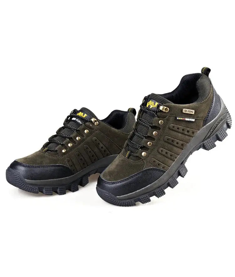 Tênis Masculino Trilha à Prova D'água Romenzi RZ332, couro impermeável, sola antiderrapante e biqueira reforçada para segurança e conforto em terrenos variados.