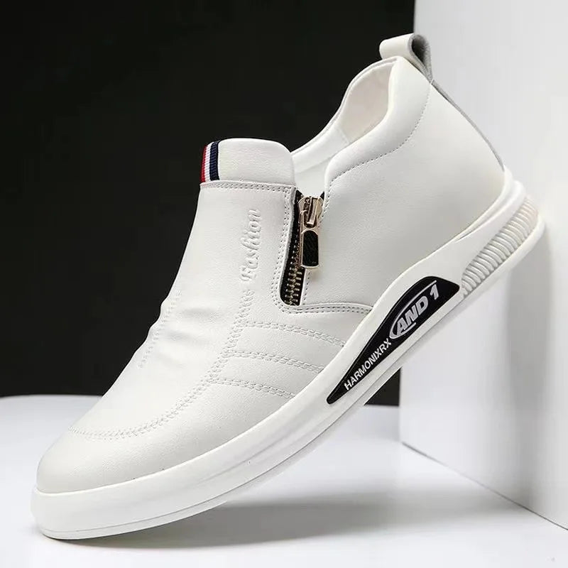 Tênis Masculino Slip On Romenzi RZ336, sem cadarço, com palmilha em EVA e solado antiderrapante para conforto e segurança.